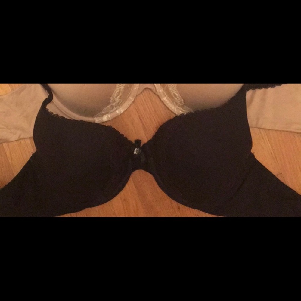 1 Black Victoria’s Secret bra